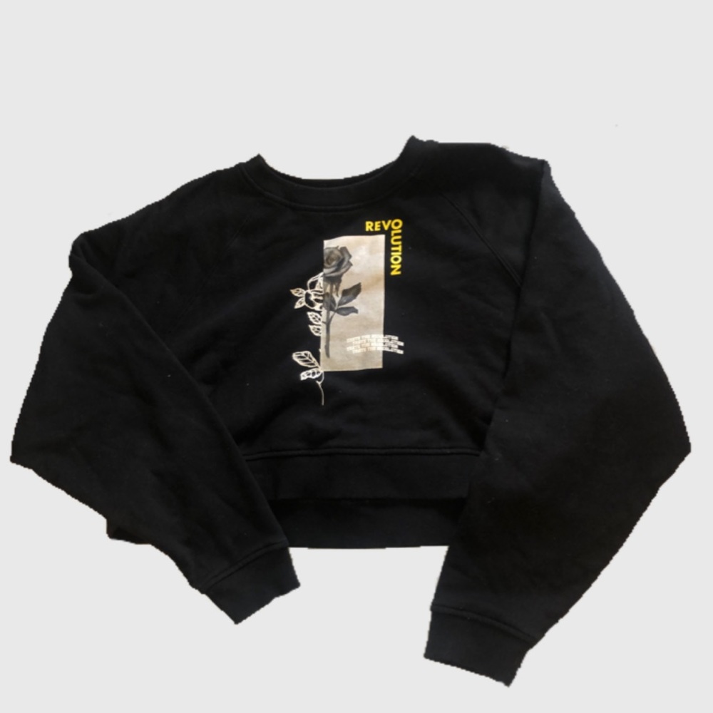 Black long sleeve graphic crop top